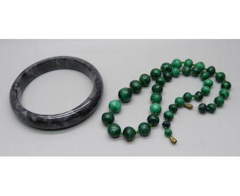 A hardstone bangle and malachite necklace 