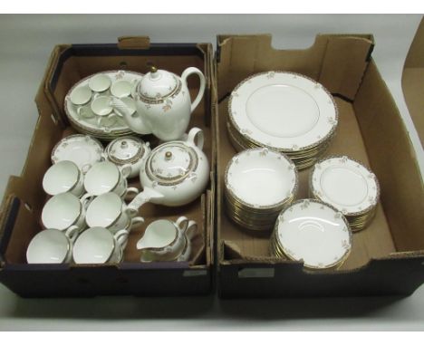 Comprehensive Wedgewood Isis 81 piece dinner, tea and coffee service 12 covers comprising dinner plated, tea plates and bowls