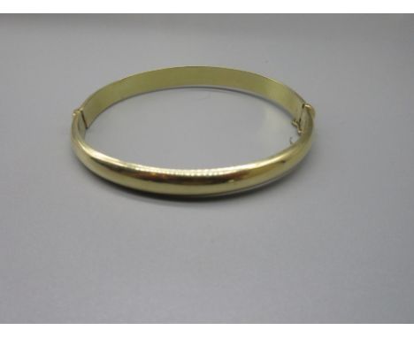 14ct yellow gold plain bangle, with box clasp, stamped 585, 12.0g 