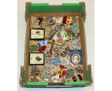 Large quantity of mid-late C20th costume jewellery brooches including Sarah Coventry, enamel, Czech type, Old Tupton, etc. (1
