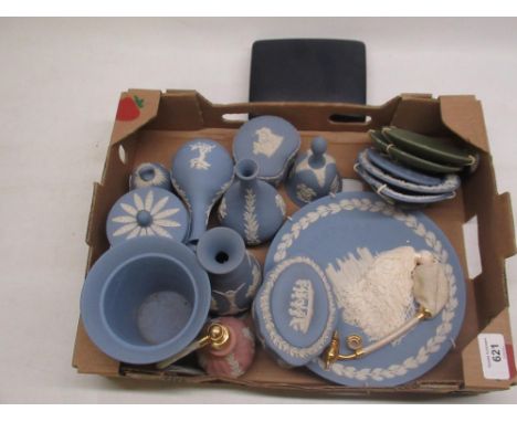 Collection of Wedgwood jasper ware incl. Charles and Diana compact, atomisers, trinket pots etc (qty) 