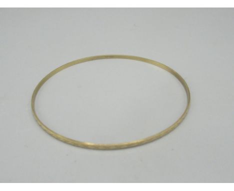 C20th 9ct gold bangle, with bright cut decoration, hallmark .375, 3.8g 