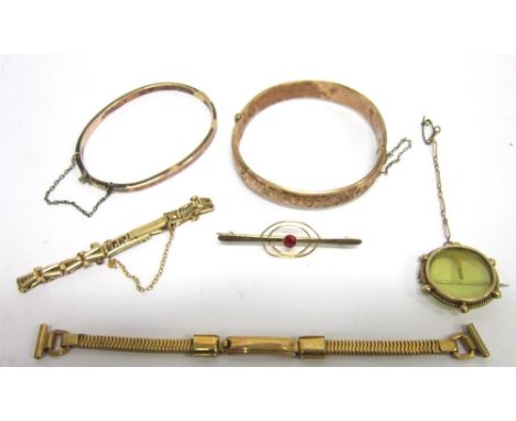 A 9CT GOLD HINGED BANGLE with a 9ct gold watch bracelet, 17g gross; and a gilt metal watch bracelet; bar brooch; hinged bangl