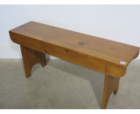A pine bench - Height 46 cm x Length 1.07 m x Width 28 cm 