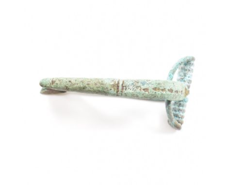 Antiquities - A 2nd / 3rd Century roman fibula crossbow brooch. Measures approx 4.0cm wide.&nbsp;
Please Note: From a UK sing