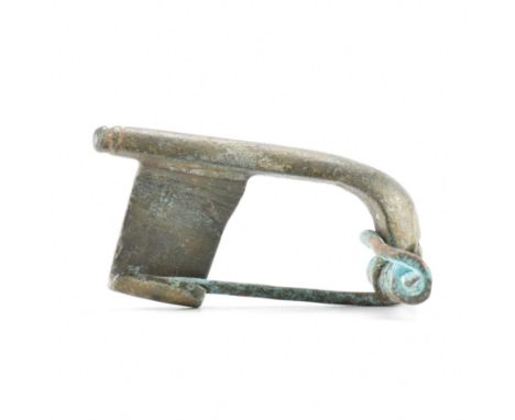 Antiquities - A 2nd / 3rd Century roman fibula crossbow brooch . Measures approx 3.8cm wide.&nbsp;
Please Note: From a UK sin