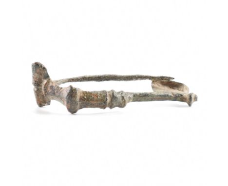 Antiquities - A 3rd / 4th Century roman fibula crossbow / trumpet brooch having a straight pin ribbed bow. Measures approx 6.