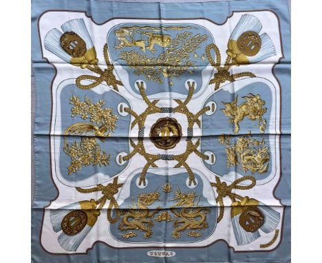 HERMESCarré en soie imprimée titré "Tsubas"88 x 88 cm (légères tâches)