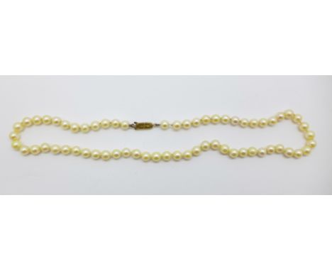 A cultured pearl necklace with 9ct gold clasp