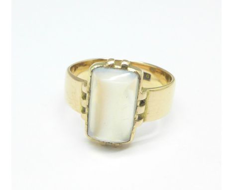 An 18ct gold, Art Deco moonstone set ring, 5.8g, O