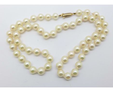 A cultured pearl necklace with 9ct gold clasp