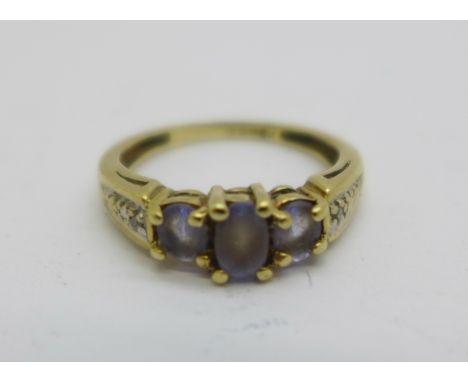 A 9ct gold, blue stone ring, 1.7g, J