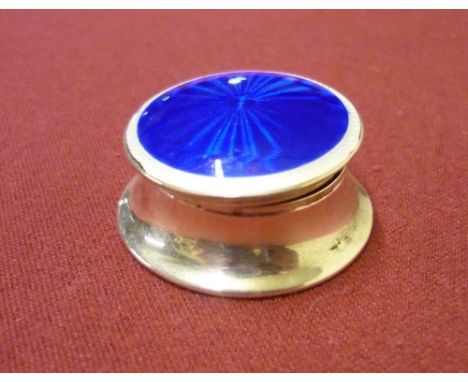 Edwardian hallmarked silver circular pill box with blue enamel hinged top, Birmingham 1913, (3.5cm) 