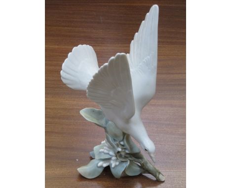 LLADRO GLAZED CERAMIC FIGURE OF A DOVE IN FLIGHT, APPROXIMATELY 28cm HIGH