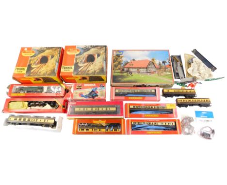 A Hornby OO gauge locomotive, BR 2-10-0 Evening Star R065, together with a GWR loco Albert Hall R759, both boxed, together wi