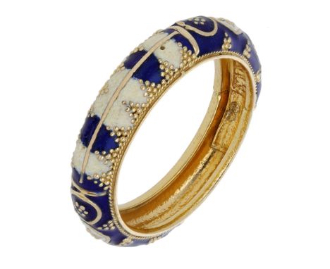 An enamelled ring, the decorative band with granulation and blue and white enamel decoration, stamped ‘21K SG UAE’, ring size
