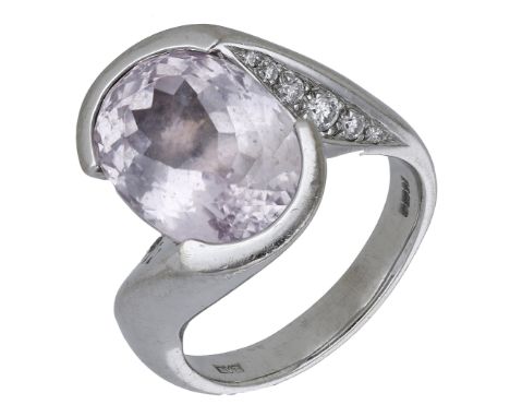 An 18ct white gold kunzite and diamond dress ring by Liz Tyler, 2006, of abrstact crossover design, the oval-cut kunzite tens