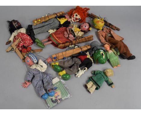 A Collection of Various Unboxed Vintage Puppets to Include Andy Pandy, Clown, Jiminy Cricket etc 
