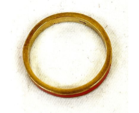 18ct gold hallmarked enamel band, damage to enamel as seen in image, approximate weight: 2.8g 