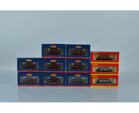 OO gauge. Eleven boxed rolling stock, including Bachmann Branch-Line and Hornby. (11) 