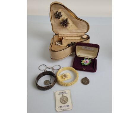 A novelty piano shaped jewellery case, with a quantity of silver and costume jewels including a bangle, marcasite brooch, cam