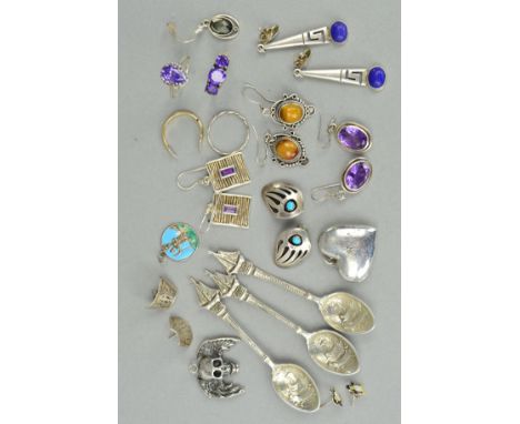 A SELECTION OF SILVER AND WHITE METAL JEWELLERY, to include three small decorative spoons featuring boats, a pair of tigers e