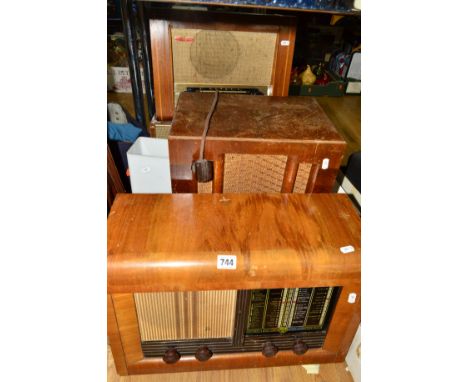 A WALNUT CASED MARINER RADIO, a retro Russell Hobbs alarm bedside light and three other wooden cased radios including Pye (5)