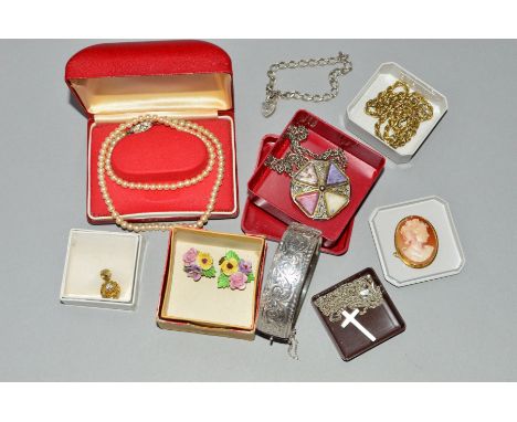 A SELECTION OF JEWELLERY to include an oval cameo brooch/pendant depicting a lady in profile, stamped 750, approximate weight