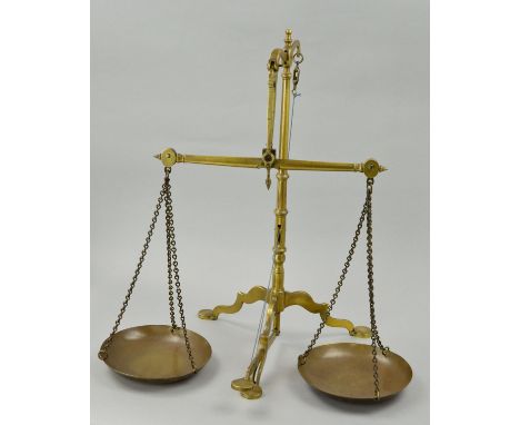 A SET OF LATE 19TH/EARLY 20TH CENTURY BRASS PAN WEIGHING SCALES ON A TRIPOD BASE, marked for 'DE GRAVE, SHORT & CO, LONDON', 