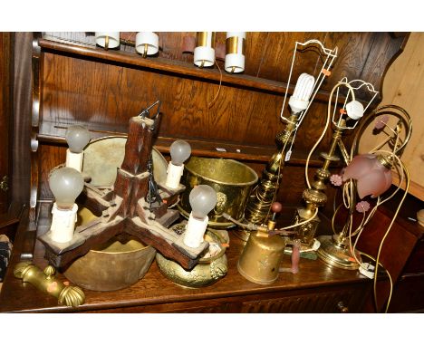 A QUANTITY OF BRASS MISCELLANEOUS to include five various table lamps, planter, pans, together with a pair of retro wall ligh