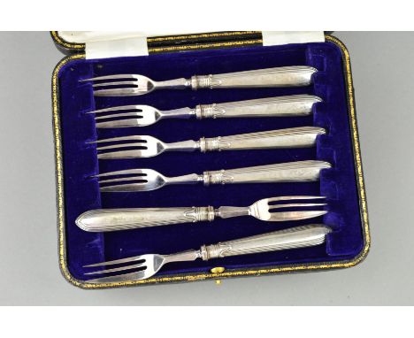 A CASED SET OF SIX EARLY 20TH CENTURY SILVER CAKE FORKS, the handles with stepped banded detail, hallmarked Sheffield 1913, l