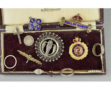 A SELECTION OF MAINLY SILVER JEWELLERY, to include five rings, an Egyptian design brooch, a Victorian coin, two pendants, two