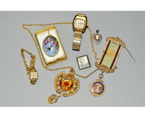 A SELECTION  OF JEWELLERY to include a Rotary watch with expandable strap, an Osco watch, an oval blue lace agate pendant wit