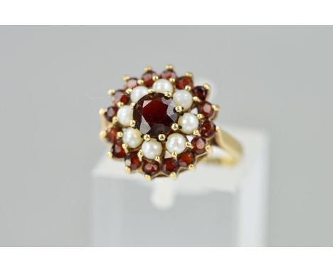 A MID TO LATE 20TH CENTURY SEED PEARL AND GARNET ROUND CLUSTER RING, ring size K1/2, hallmarked 9ct gold, approximate gross w