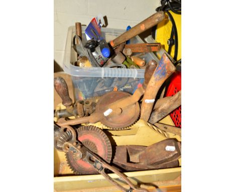 A TRAY OF WOODWORKING TOOLS including hand drills, a wooden plane, hammers, etc