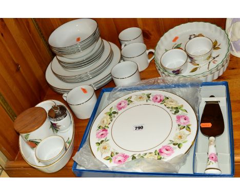 A BOXED ROYAL WORCESTER 'ROYAL GARDEN' PATTERN CAKE PLATE AND SERVER, a twenty piece Royal Worcester 'Classic Platinium' four
