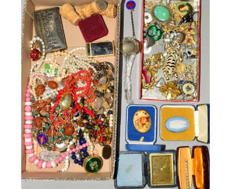 A SELECTION OF JEWELLERY, to include a Wedgwood brooch, an agate necklace, a Colibri black enamel lighter, an Exquisite rose 