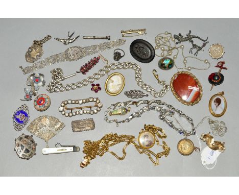 A SELECTION OF JEWELLERY, to include many late 19th to early 20th Century pieces, a silver Albert chain, a hinged enamel sarc