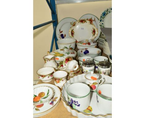 A PARCEL OF CERAMICS to include Royal Worcester 'Evesham' table wares, Royal Albert tea wares and Royal Worcester egg coddler