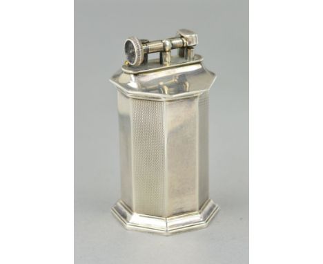 AN EARLY 20TH CENTURY ELKINGTON & CO SILVER TABLE LIGHTER, the octagonal cylinder with engine turned detail on alternate side