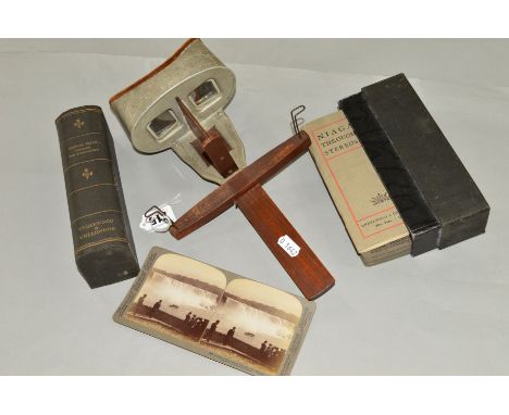 AN UNDERWOOD & UNDERWOOD STEREOSCOPIC VIEWER, together with a cased set of Underwood & Underwood 'Niagra Falls' cards with gu