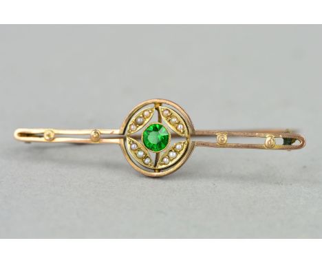 AN EDWARDIAN 9CT GOLD PASTE AND SPLIT PEARL BAR BROOCH, designed as a central circular green paste within an open split pearl