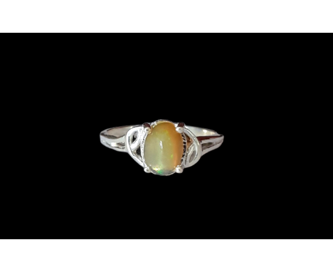 A 925 silver ring set with a cabochon cut opal, (N.5).