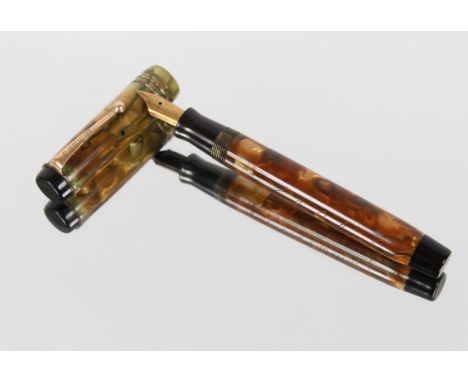 A vintage Parker marble effect fountain pen with 18ct gold nib, in Parker packaging&nbsp;