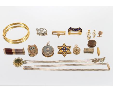 A 9ct gold rope twist necklace with barrel clasp, 4.5gms; a 9ct gold Masonic pendant, 4.5gms; a 9ct gold mounted portrait pen