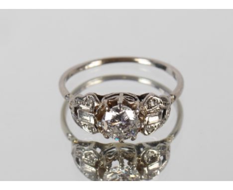 A Platinum Art Deco style diamond ring, approx. 4gms&nbsp;