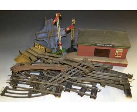 Hornby Series O Gauge Railway Accessories -  inc Station staff, Walker, Mother and Child,  Porters Barrow, Ticket Machine, Lu