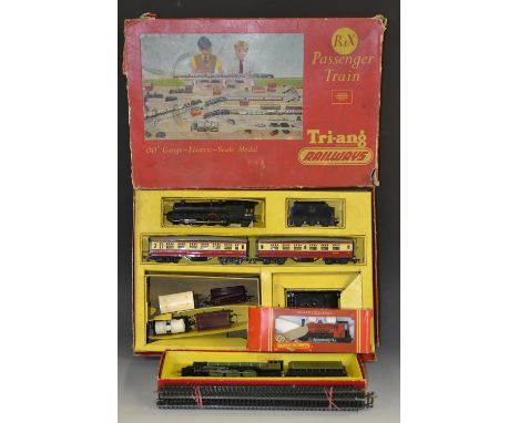 Tri-ang Hornby - OO gauge R1X Princess Elizabeth passenger train, inc 4-6-2 Locomotive and six wheel tender, black livery, Rn