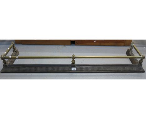 19th Century cast iron and brass fender. (B.P. 24% incl. VAT)  CONDITION REPORT: Approximate dimensions: L = 134 cm, W = 33 c