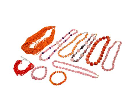   10-teiliges Konvolut Steinketten,   best. aus 7 Ketten und 3 Armbändern, u. a. Rhodochrosit, Karneol, Amethyst, Glas, versc